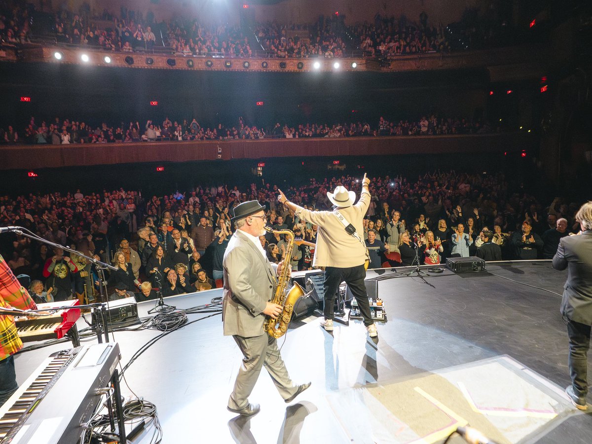 Raul Malo (@raulmalo01) on Twitter photo New York City, NY 🗽 <a href="/BeaconTheatre/">Beacon Theatre</a> 4.10.25
📸 <a href="/habanamenex/">Alejandro Menendez Vega</a> #TheMavericks #DwightYoakam #thecosmicroundupandrodeotour New York City, NY 🗽 <a href="/BeaconTheatre/">Beacon Theatre</a> 4.10.25
📸 <a href="/habanamenex/">Alejandro Menendez Vega</a> #TheMavericks #DwightYoakam #thecosmicroundupandrodeotour