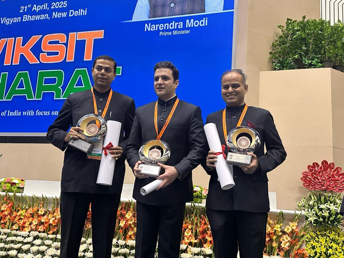 DCGumla's tweet image. गुमला ज़िले को भारत के माननीय प्रधानमंत्री द्वारा लोक प्रशासन में उत्कृष्टता हेतु प्रधानमंत्री पुरस्कार से सम्मानित किया गया। गुमला को यह दुर्लभ गौरव प्राप्त है कि वह इस प्रतिष्ठित पुरस्कार की अंतिम चरण तक लगातार चार बार पहुँचा है और लगातार दो वर्षों में विजेता रहा।