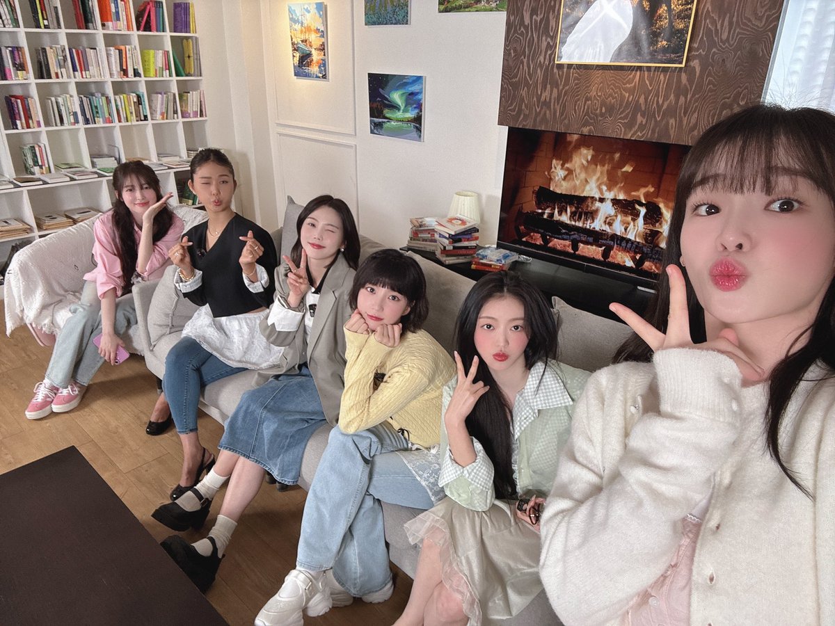 250421 윱버스 포스트 #유빈 

오마이걸 10주년!!
우리 크리들이 있었기에 가능한 일이었어요😍
고마워요 사랑해요 크리들💖