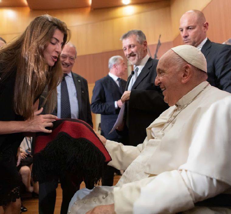Con profunda tristeza hoy despedimos al #PapaFrancisco un hombre de paz, un argentino universal que nos habló con el corazón. Por siempre quedará en mi su sonrisa y sus palabras para nutrir la esperanza, insistiendo en la importancia de volver al origen una y otra vez 🤍 ¡Gracias
