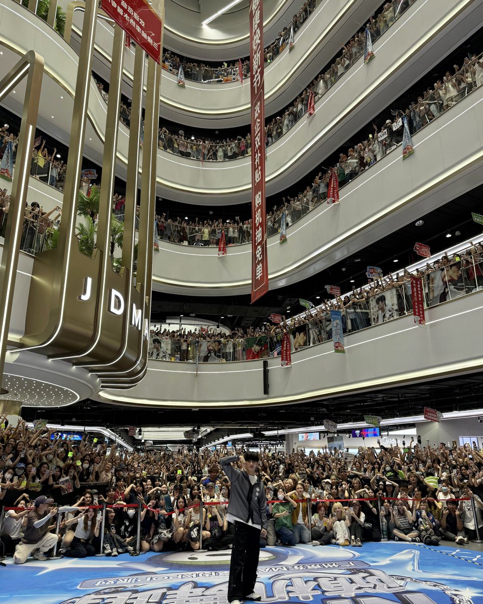 我一定会马克住今天在广州见到西珍妮的这个瞬间🥹💚

#MARK #마크 #MARK_1999
#NCT #NCT127 #NCTDREAM