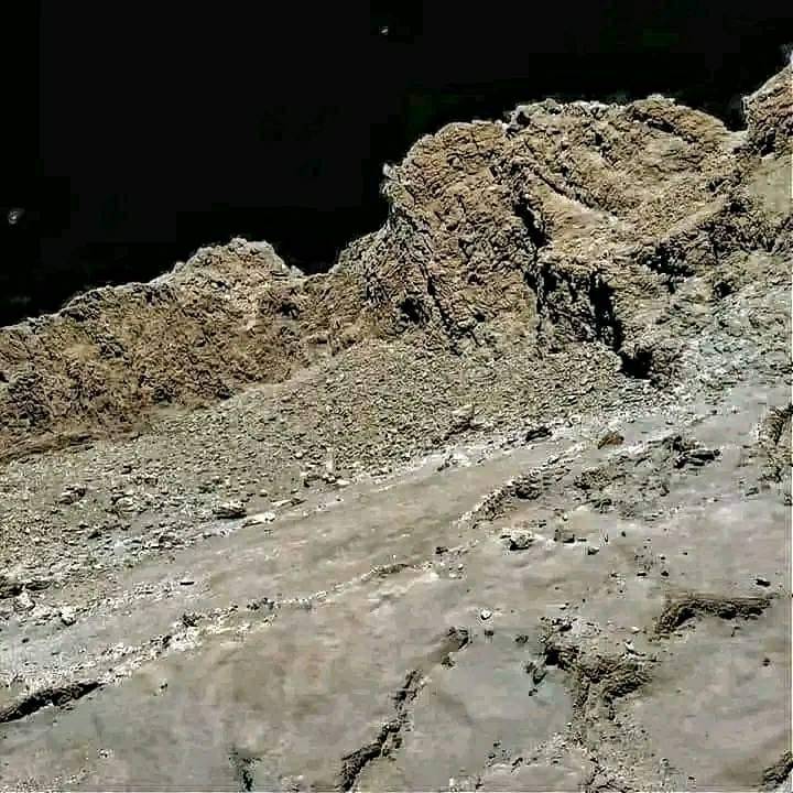 AsgardiaSpace's tweet photo. ☄️ Incredibly detailed view of Comet 67P!

Captured by ESA’s Rosetta mission, which orbited the comet &amp; delivered the Philae lander in 2014—marking the first-ever comet landing.

A look back at one of the boldest deep space missions.
 
#Rosetta #Comet67P #SpaceHistory https://t.co/GhaYrkvaM8