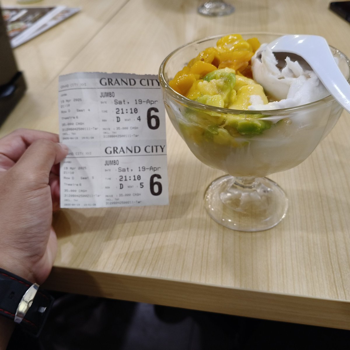 Udah nonton kemarin jam paling malem, dengan diisi es teler dulu 🤣
But overall jalan ceritanya #jumbofilm bagus, ringan ga terlalu mikir, animasinya juga bagus.
