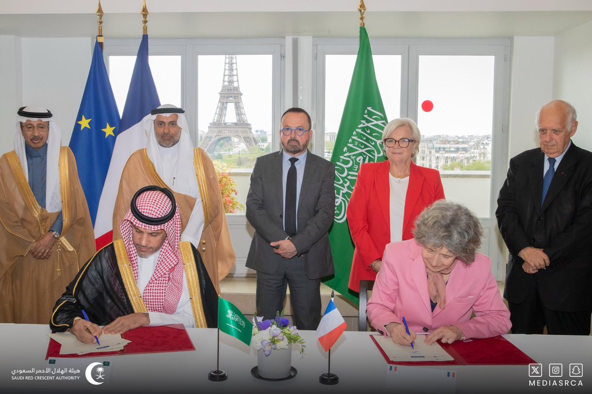 وقّعت هيئة #الهلال_الأحمر_السعودي ومستشفيات باريس لمساعدة العامة (AP-HP) مذكرة تفاهم في مجال تطوير الخدمات الإسعافية في المملكة من خلال تطبيق أفضل الممارسات في نموذج الخدمات الصحية الإسعافية الفرنسي وتبادل الخبرات والتعاون المشترك في المجالات البحثية المتخصصة.