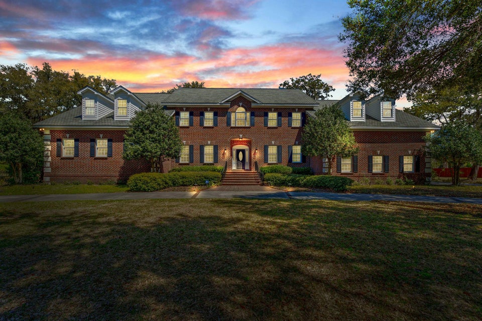 AkersEllis's tweet photo. Market Monday on Johns Island 🗝️ 

A 5BR estate on 1.36 acres with elevator, game room, gym, sauna, and Viking/Sub-Zero kitchen. Room to entertain, relax, and live large. Pool-ready backyard!

🏡: 4029 Gift Boulevard, Johns Island

Professionally Listed by Kim Anuszkiewicz https://t.co/ZpcfXHl1hz
