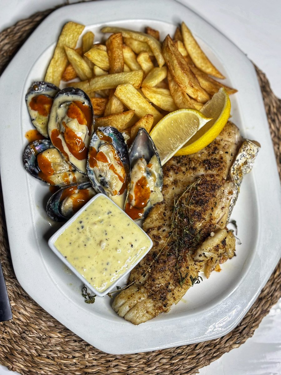 MsBunny's tweet photo. Sundayโs catch, Pan-fried to perfection, paired with golden chips, a Sunday plate that speaks fluent comfort. Simple, soulful, and oh so satisfying. SundayEats
#PanFriedPerfection
#FishAndChips
#ComfortFood
#FoodieDelight
#HomeCookedGoodness
#SundayPlate
#FoodLove
#SoulOnAPlate https://t.co/CayXFhRBmY
