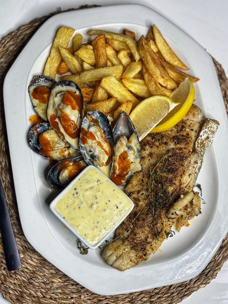 MsBunny's tweet photo. Sundayโs catch, Pan-fried to perfection, paired with golden chips, a Sunday plate that speaks fluent comfort. Simple, soulful, and oh so satisfying. SundayEats
#PanFriedPerfection
#FishAndChips
#ComfortFood
#FoodieDelight
#HomeCookedGoodness
#SundayPlate
#FoodLove
#SoulOnAPlate https://t.co/CayXFhRBmY
