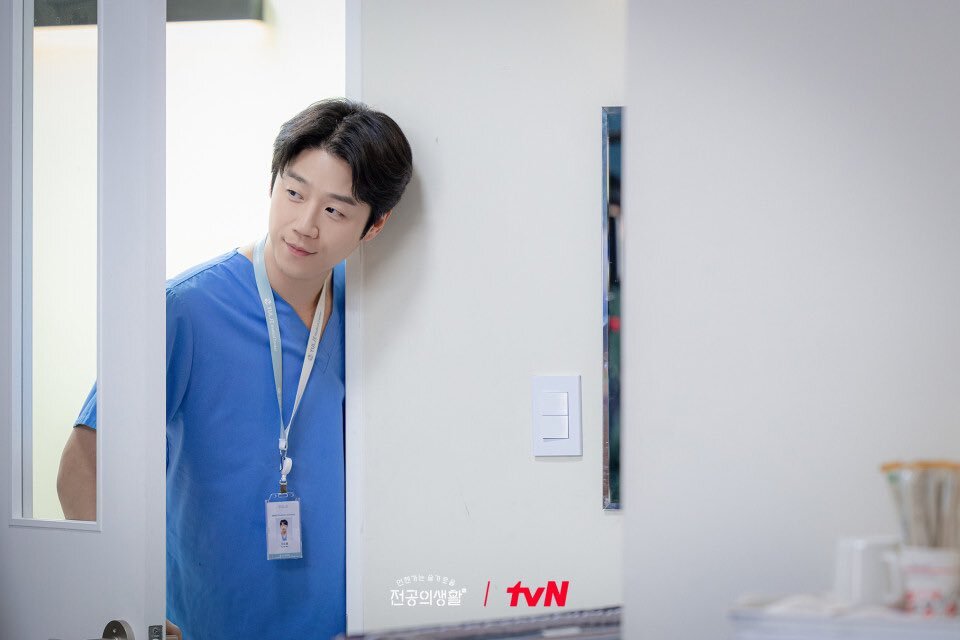 kdrama_menfess's tweet photo. •kdm• 🔥 resident playbook 🔥

Knetz yang bilang dowon kurang ganteng ayo sini gebukan sm w. Liat dah se charismatic iniii, gw jadi yiyoung juga udah pasti naksir parah https://t.co/jMr5XQEDum