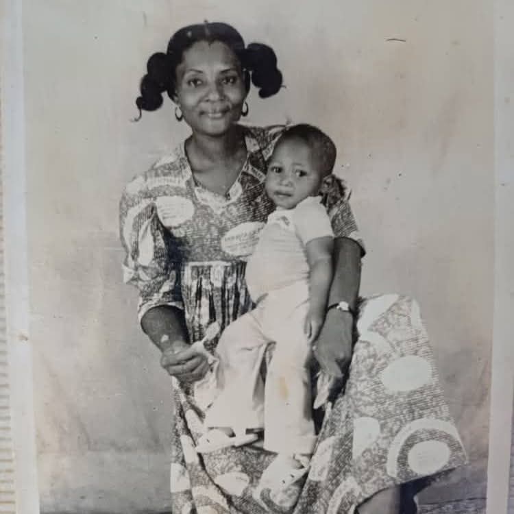 Tu seras un Homme mon fils. ❤️🕊

Ainsi puis-je intituler mon histoire avec ma maman. De ma naissance jusqu'à ma vieillesse, elle m'a aimé d'un amour extraordinaire. Elle m'a aimé d'un amour infini.

Je viens au monde alors qu'elle a déjà eu 3 premiers enfants, tous par