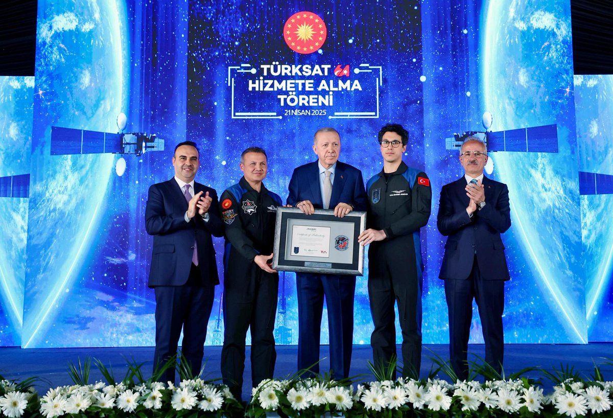 TÜBİTAK (@tubitak) on Twitter photo 🇹🇷🛰️ TÜRKSAT 6A Görevine Resmen Başladı!
Ülkemizin İlk Yerli Haberleşme Uydusu TÜRKSAT 6A Hizmete Alma Töreni, Cumhurbaşkanımız Sayın <a href="/RTErdogan/">Recep Tayyip Erdoğan</a>'ın teşrifleri, <a href="/TCSanayi/">Sanayi ve Teknoloji Bakanlığı</a> Bakanımız Sayın <a href="/mfatihkacir/">Mehmet Fatih KACIR</a>'ın ve <a href="/UABakanligi/">T.C. Ulaştırma ve Altyapı Bakanlığı</a> Bakanımız Sayın <a href="/a_uraloglu/">Abdulkadir URALOĞLU</a>'nun katılımları ile 🇹🇷🛰️ TÜRKSAT 6A Görevine Resmen Başladı!
Ülkemizin İlk Yerli Haberleşme Uydusu TÜRKSAT 6A Hizmete Alma Töreni, Cumhurbaşkanımız Sayın <a href="/RTErdogan/">Recep Tayyip Erdoğan</a>'ın teşrifleri, <a href="/TCSanayi/">Sanayi ve Teknoloji Bakanlığı</a> Bakanımız Sayın <a href="/mfatihkacir/">Mehmet Fatih KACIR</a>'ın ve <a href="/UABakanligi/">T.C. Ulaştırma ve Altyapı Bakanlığı</a> Bakanımız Sayın <a href="/a_uraloglu/">Abdulkadir URALOĞLU</a>'nun katılımları ile