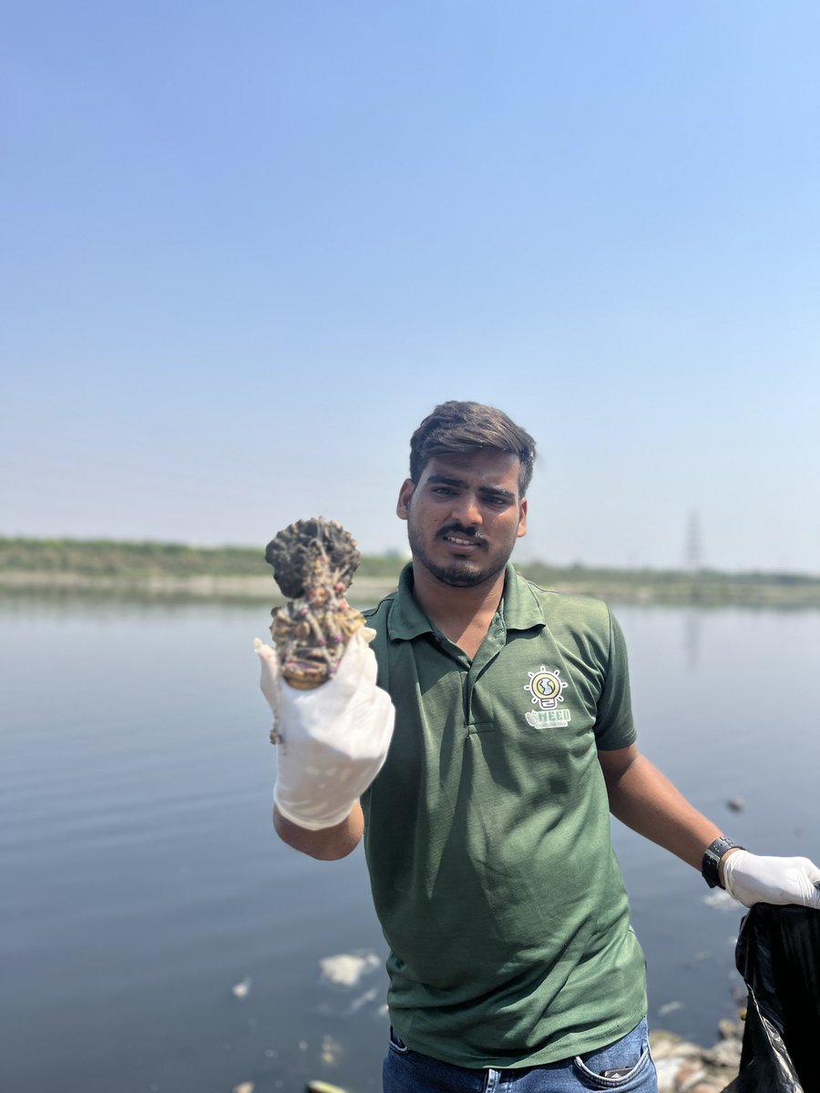 SwahUmeed's tweet photo. We worship. We care. We act.
Umeedians took charge by cleaning the Yamuna—collecting flowers, idols, and other puja waste. Now, it’ll be turned into ashes the eco-friendly way.
Faith meets responsibility.
#SWAH #CleanYamuna #UmeedFoundation #YouthForChange https://t.co/ZfPwfwVwCa