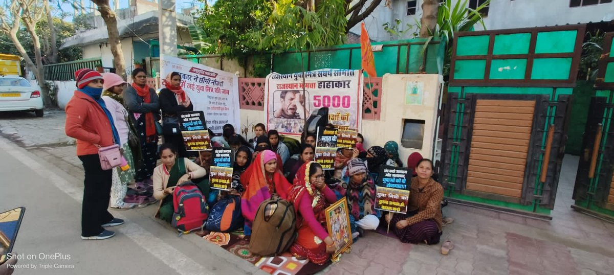 Rajpal meena (@rajpalmeenaa) on Twitter photo 72 दिन धरना देने पर भी नहीं मिला रोजगार अब तो सुन लो भजन लाल सरकार
#सुसाइड_को_मजबूर_युवा_मित्र
<a href="/BhajanlalBjp/">Bhajanlal Sharma</a> <a href="/VasundharaBJP/">Vasundhara Raje</a>
<a href="/Rajendra4BJP/">Rajendra Rathore</a> <a href="/madanrrathore/">Madan Rathore</a>
<a href="/BJP4Rajasthan/">BJP Rajasthan</a> <a href="/RajCMO/">CMO Rajasthan</a> 72 दिन धरना देने पर भी नहीं मिला रोजगार अब तो सुन लो भजन लाल सरकार
#सुसाइड_को_मजबूर_युवा_मित्र
<a href="/BhajanlalBjp/">Bhajanlal Sharma</a> <a href="/VasundharaBJP/">Vasundhara Raje</a>
<a href="/Rajendra4BJP/">Rajendra Rathore</a> <a href="/madanrrathore/">Madan Rathore</a>
<a href="/BJP4Rajasthan/">BJP Rajasthan</a> <a href="/RajCMO/">CMO Rajasthan</a>