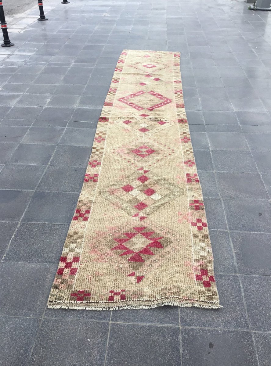 VolkanBoge's tweet photo. https://t.co/G5sSa5Lvbi
#eliterug #turkishrunner #oushakrunner #bohemianrug #handmaderunner #woolrunner #herkirunner #smallrug https://t.co/FSbxNnP3m1