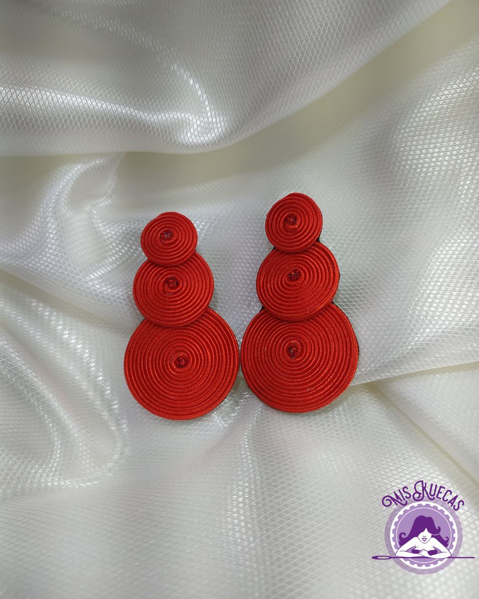 ✨No hay que esperar una ocasión especial para sentirte especial. ✨
Nuestra Referencia Ariza son esos aretes que no se quedan guardados para después.  Son tan cómodos y tan tú, que sin darte cuenta se vuelven parte de tus días, pídelos en tu color favorito. 
#FelizLunesATodos