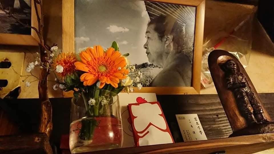 ・・鳥濱トメ  命日・・
今日（４月２２日）は私の祖母・知覧特攻の母 鳥濱トメの命日にあたります。

祖母のトメは戦中、軍指定の食堂「富屋食堂」を営んでいました。当時、物が無い時代に特攻隊員達のお腹を満たしてあげるため家の家財を投げ売り食材に換え、テーブルいっぱいにご馳走を並べてあげ→