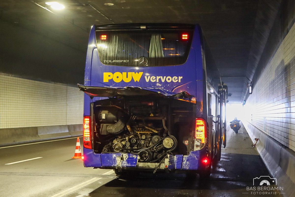 pers0251's tweet photo. In de #Wijkertunnel richting Haarlem heeft maandagmiddag een ongeval plaatsgevonden waarbij twee supporters bussen betrokken waren. De hulpdiensten rukten groots uit. Er werd opgeschaald naar Middel Hulpverlening (#Middel HV) en #Grip 1 werd afgekondigd om de coördinatie tussen de hulpdiensten te verbeteren.

Bij het incident zijn vijf personen nagekeken door #ambulancepersoneel. Eén persoon is met onbekend letsel naar het ziekenhuis vervoerd. De tunnel werd volledig afgesloten, wat leidde tot een lange file op de #A9 richting Haarlem.

Weggebruikers wordt geadviseerd rekening te houden met extra reistijd en indien mogelijk een alternatieve route te kiezen.