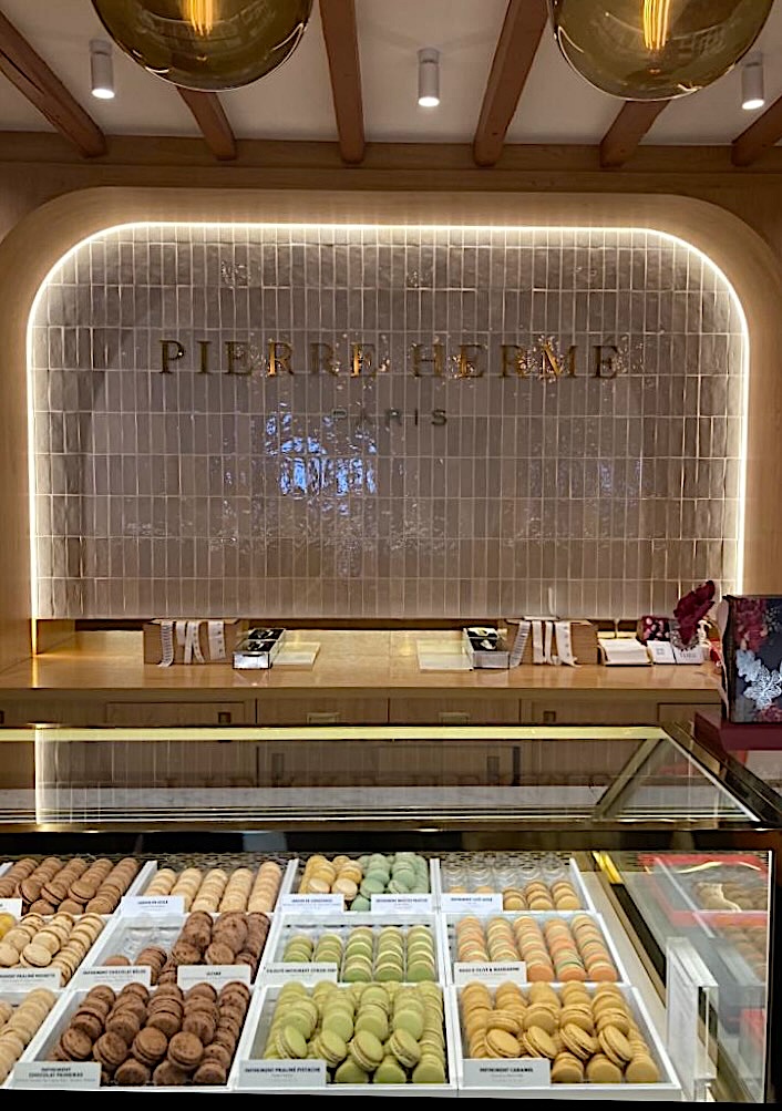 focusonparis's tweet image. Macaron Monday: a macaron a day keeps the doldrums at bay. #montmartre #pierreherme #macarons #frenchpastries