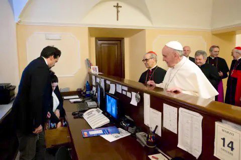 RichRaho's tweet image. This photo captured perfectly how Francis’ pontificate was going to be different. On the morning after his election, Pope Francis went back to his hotel to pay the bill and pick up his own belongings.