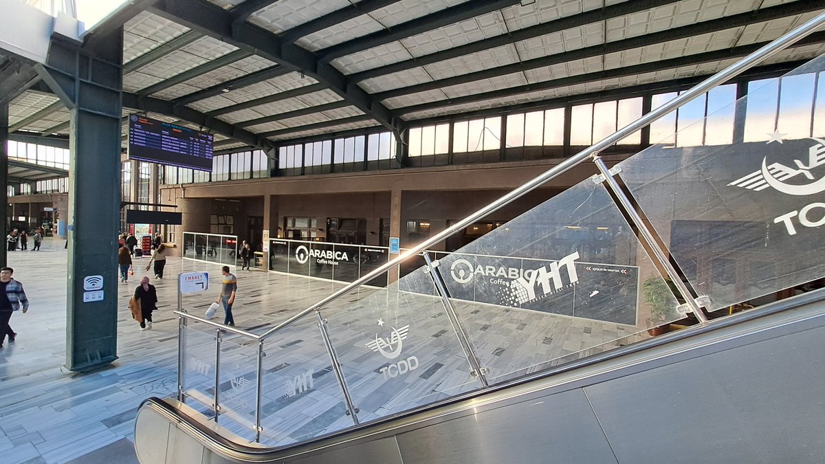 ATG içerisinde bulunan <a href="/ArabicaTurkiye/">Arabica Coffee House</a> görseldeki alanın <a href="/TCDDemiryollari/">TCDD-Türkiye Cumhuriyeti Devlet Demiryolları 🇹🇷</a> ile kira sözleşmeleri sürecinde sigara içilebilir alan olarak belirtildiğini savunmakta. Sadece 1cm ötesinde sigara içmek 4207 sayılı kanunca yasakken bu yasallık nereden geliyor <a href="/hakanarol/">Hakan AROL🇹🇷</a> 
<a href="/halksagligigm/">Halk Sağlığı Genel Müdürlüğü</a>