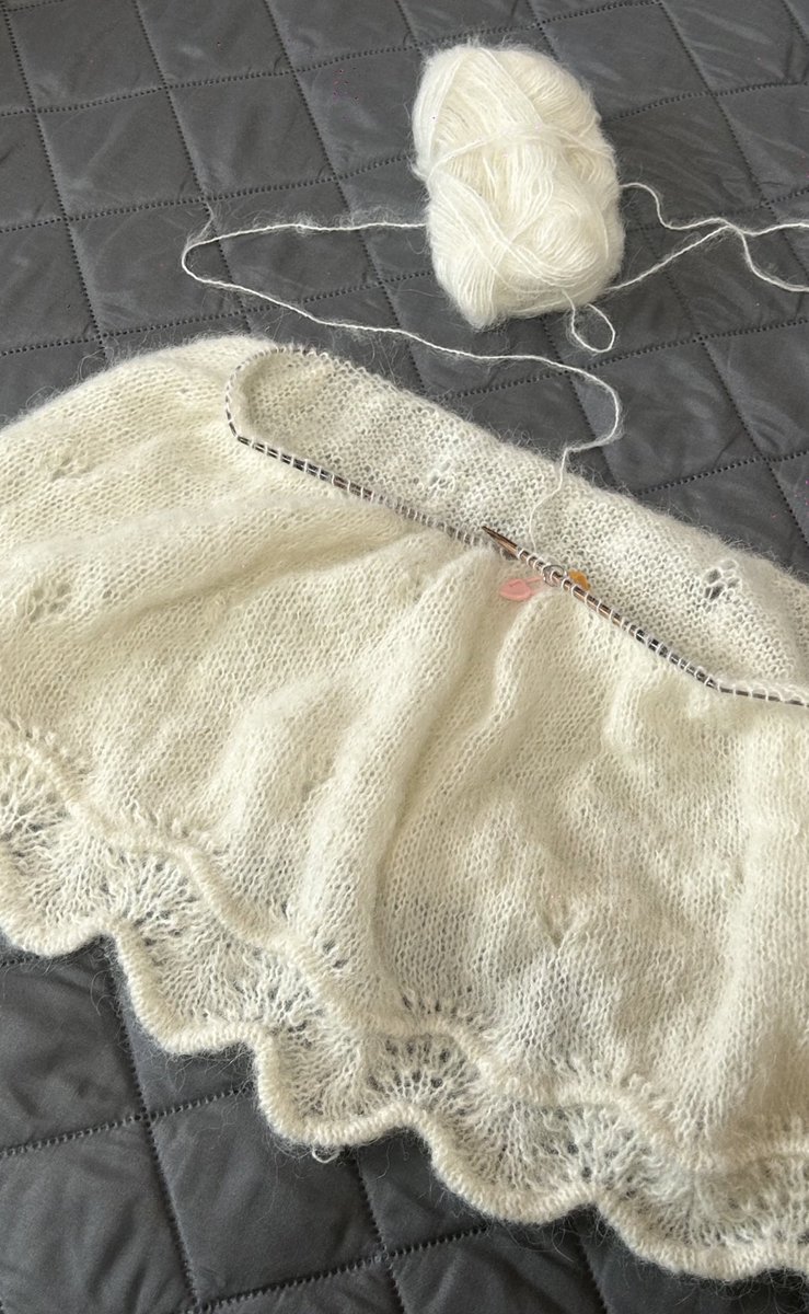 입기엔 너무 더워졌지만.....이제 겹단부분만 뜨면 된다