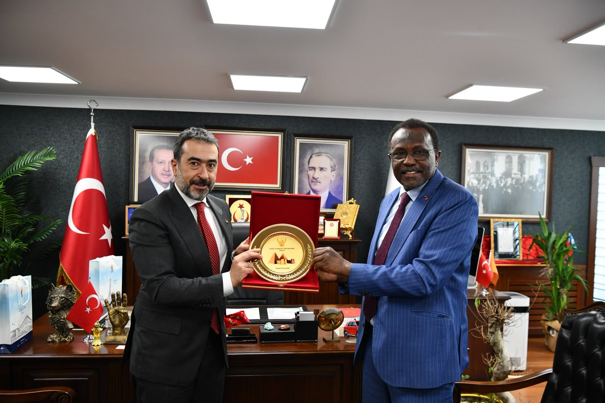 AkpartiAnkara's tweet photo. Sudan'ın Ankara Büyükelçisi Sn. Nadir Yousif Eltayeb ve Elçi Müsteşarı Sn. Afaf Mohamed Hamid, İl Başkanımız Sn. @hakanhanozcan'ı ziyaret etti. https://t.co/rigK7PCO1X