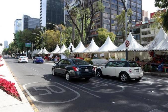 LOVREGA's tweet photo. No es necesario aclarar que el derecho de piso qué pagan todos los ambulantes en la CDMX van a parar a los bolsillos de @ClaraBrugadaM.

Son miles de millones de pesos que se reparten entre la élite morenista. Esa es la razón por la que Clara es Jefa de Gobierno.

Punto. https://t.co/kBN6ojZ9Zt