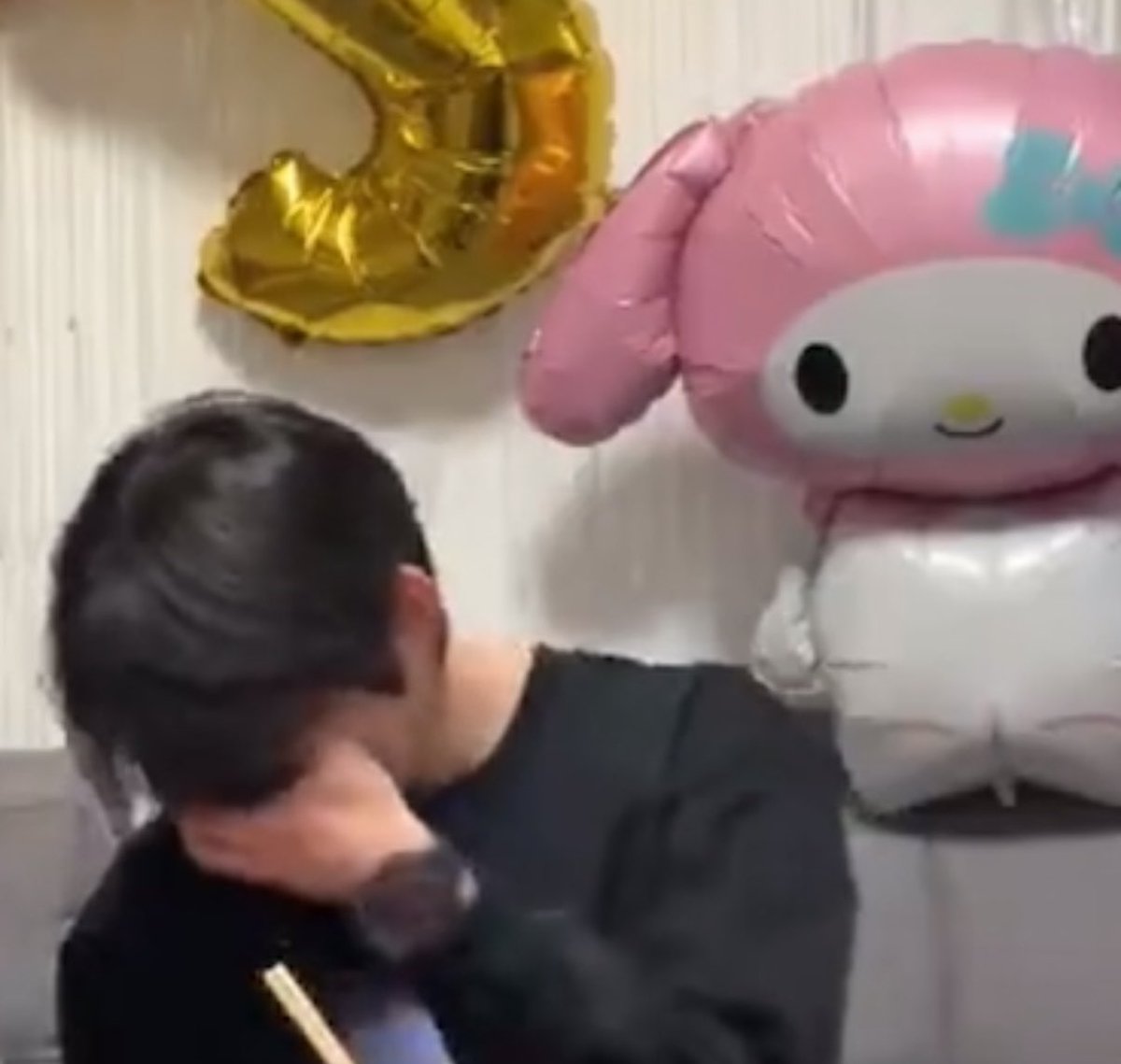 벨소리가 들릴때 효딘 표정

치킨 왔나보다!!                               민균이엿을때