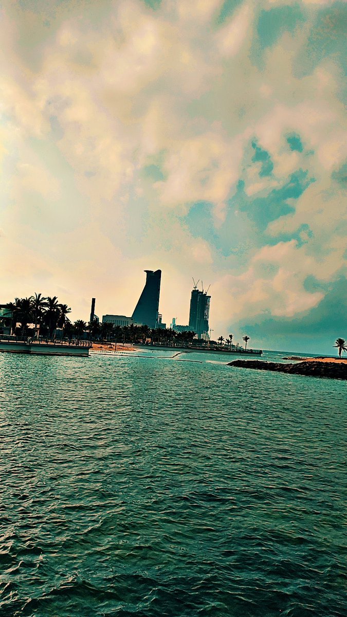 نحن من يصنع غرور البعض ، لأننا نعطي قيمة لمن لا قيمة له
#مساء_الخير