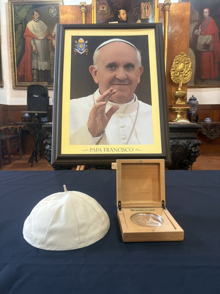 EmmE2111's tweet image. Ornamentos que utilizó el #PapaFrancisco en su última visita a México en 2016. Se trata de un Solideo y una medalla que se fabricó a propósito de su llegada. Por un lado tiene grabada la Catedral Metropolitana y por el otro lado el rostro del sumo pontífice.