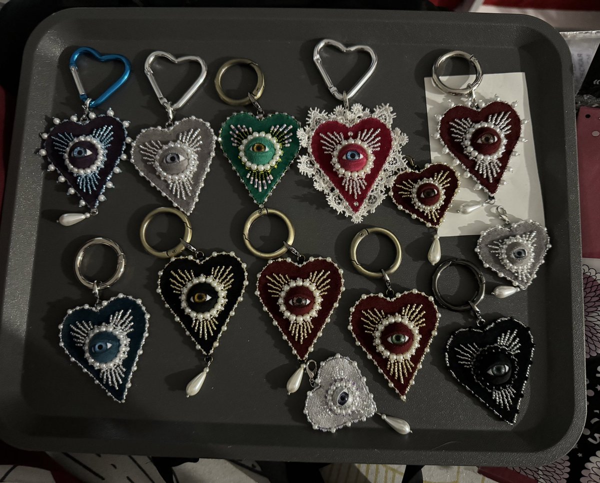 Нашила глазастых за прошлую неделю и всех разобрали кроме зеленого. Смеюсь с того, что мне так обидно за него стало будто это тот самый одноклассник с которым общаться никто не хочется потому что он странный 😅