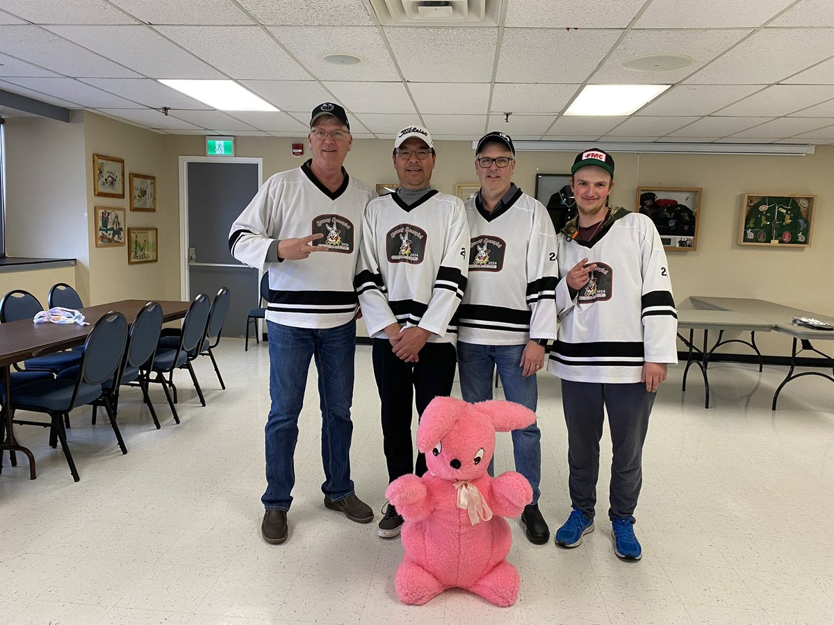 darrylehunt's tweet photo. The reigning B event champions. @CrowsnestPassAB #curling https://t.co/ZqNHyvsSS6