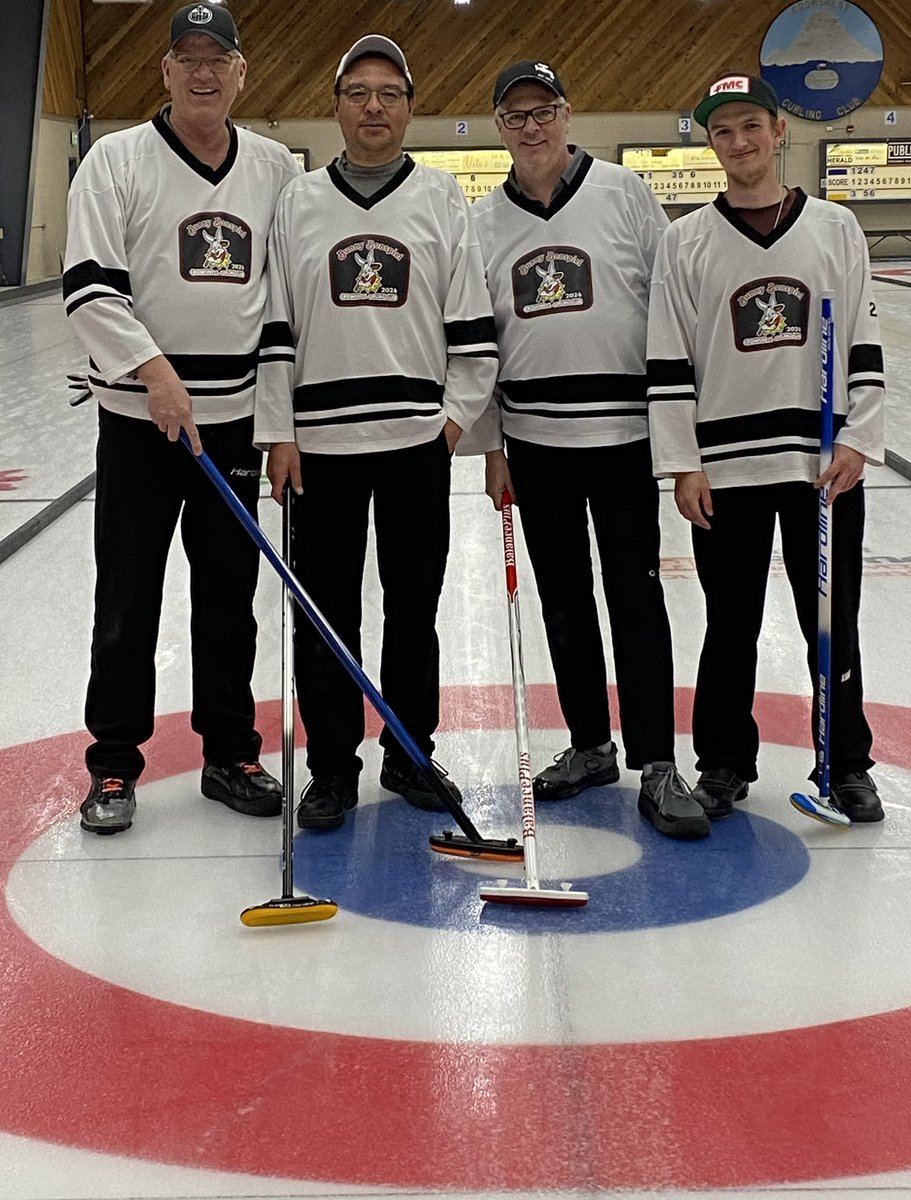 darrylehunt's tweet photo. The reigning B event champions. @CrowsnestPassAB #curling https://t.co/ZqNHyvsSS6