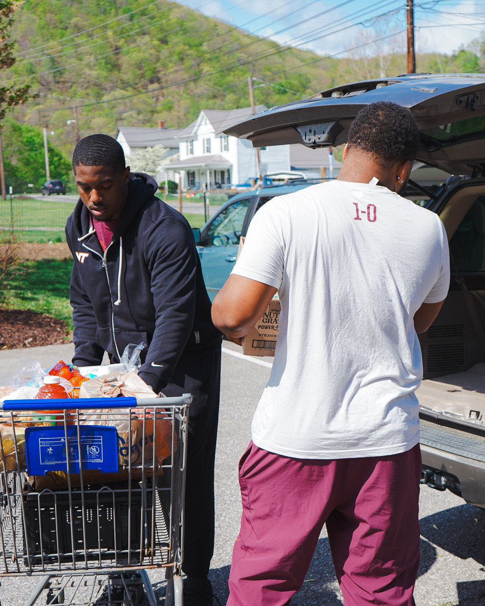 On April 15, <a href="/HokiesFB/">Virginia Tech Football</a>’s <a href="/emmettlaws1/">BigE</a> and <a href="/DericDandy32/">Deric Dandy</a> represented Eastmont Community Foundation at Dale’s Place Food Pantry in Shawsville. 

To learn more about Eastmont Community Foundation’s mission, go to eastmontcf.com.
