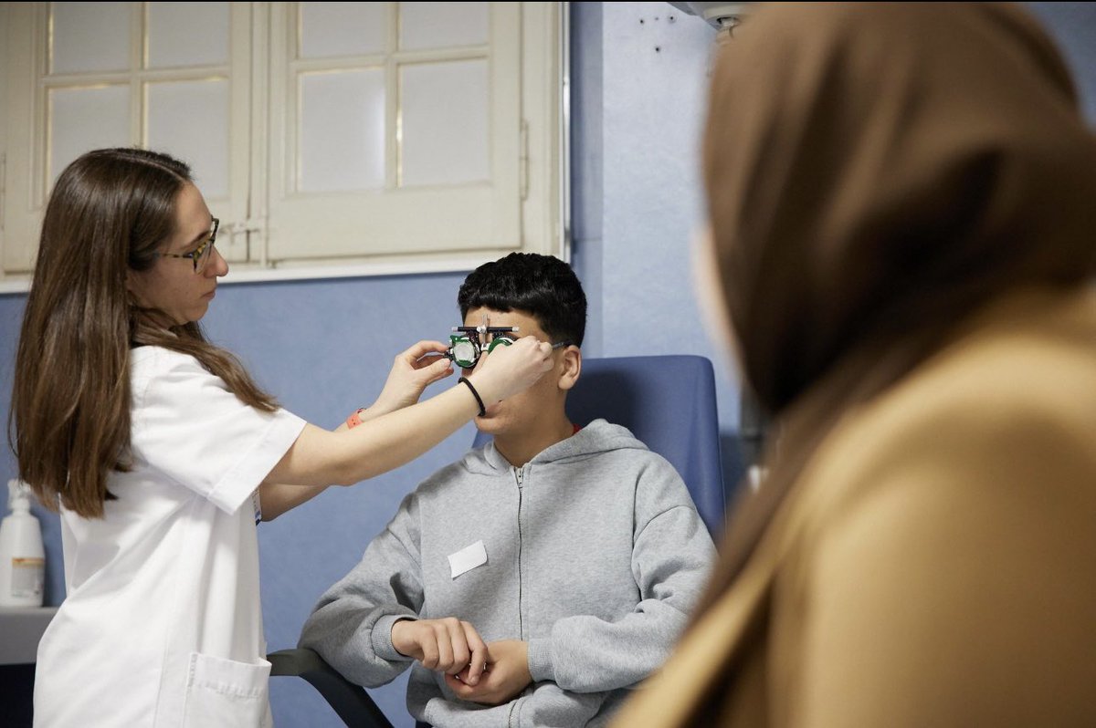 visionclinicB's tweet photo. 232 niño/as en riesgo de exclusión reciben revisión oftalmológica gratuita, gracias a la campaña #Invulnerables con Visión

🫶 Proyecto de @FundlaCaixa,  @sorluciacaram y @NaturalOpticsG que lidera nuestro especialista Sanchez-Dalmau en @hospitalclinic

🔗 https://t.co/6oL2IKOtIR https://t.co/dLvtfkczYc