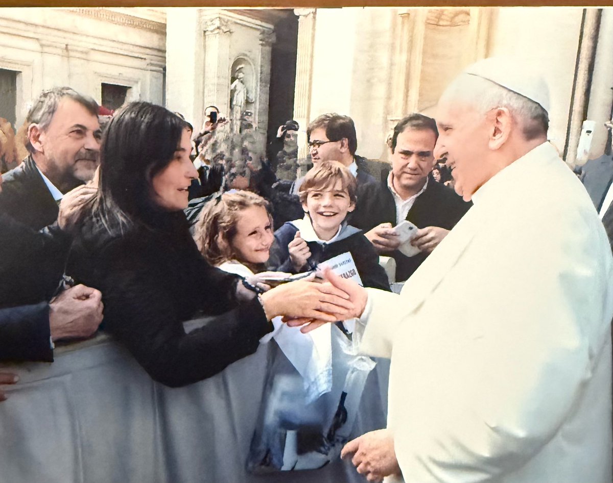 Con mucha tristeza te despedimos querido Papa Francisco, tu legado de amor y paz va a perdurar siempre en nuestros corazones, gracias por tu compromiso permanente para el bien de la humanidad . Descansa en paz.