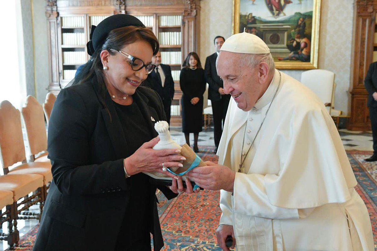 Con profundo pesar recibo la noticia del fallecimiento del Papa Francisco. Fue un gran guía espiritual, cercano a los humildes, defensor de la paz, de los migrantes, de la justicia y del cuidado de nuestra casa común.

En mi visita al Vaticano, me recibió con afecto y me