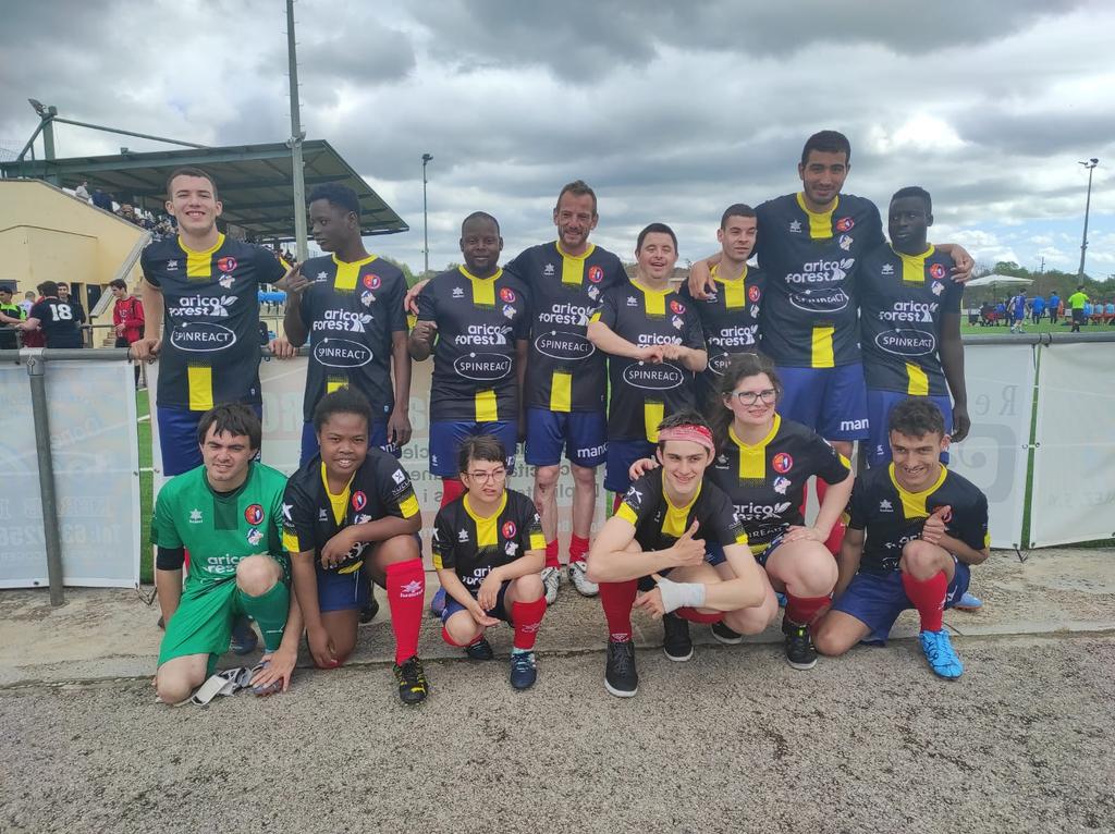 UEO1921's tweet photo. 👏 Bon paper del @cagarrotxa al #MICIntegra de @micfootballcup. Quina gran experiència!
🏅 Derrota per la mínima (2-1) contra el Baix Empordà Specials en la fase final de bronze
⚖️ Duels molt igualats contra el Badalonès (empat) i @RCDEspanyol (derrota)
#femclub #OrgullOlotí https://t.co/G7gTGVzZkp