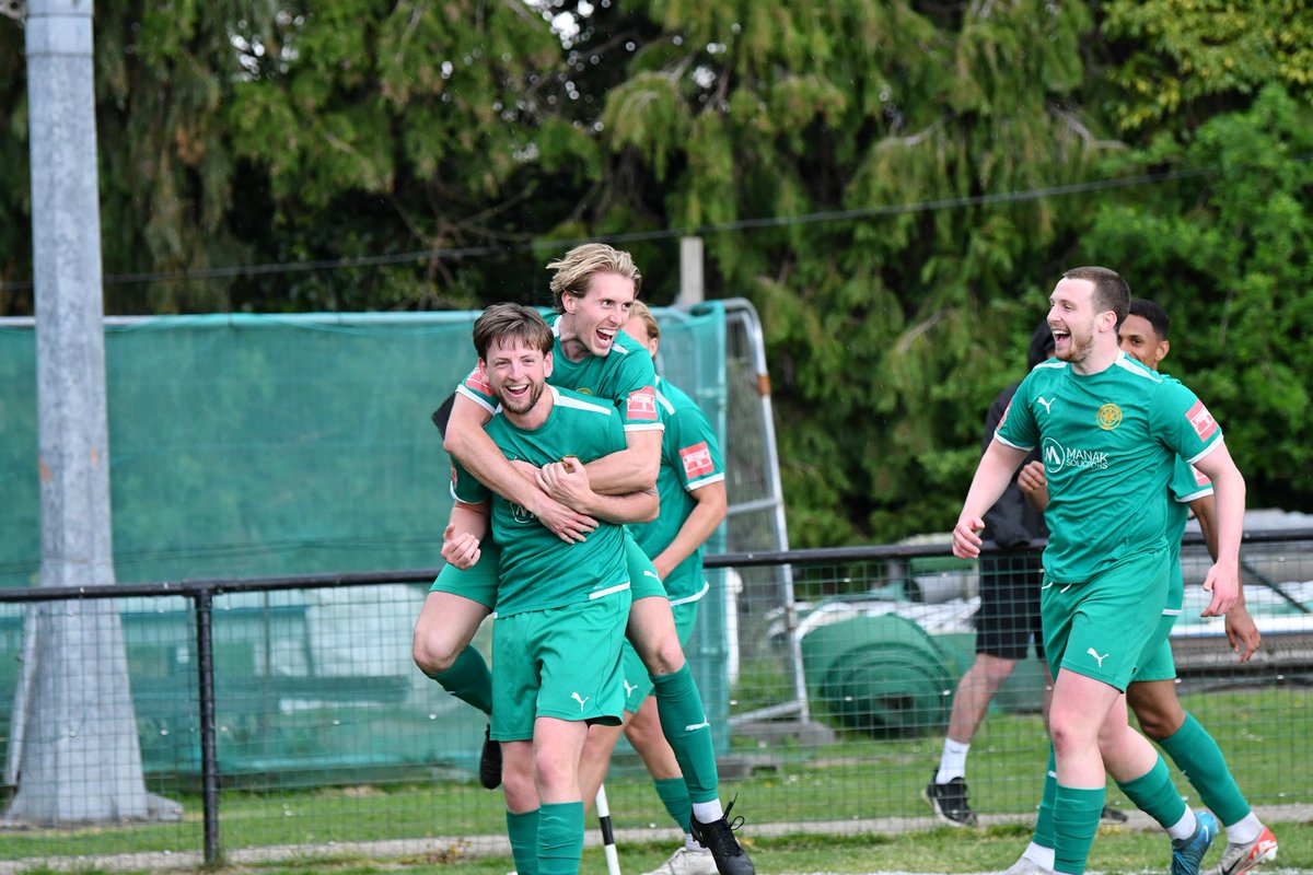 SevenoaksTownFC's tweet image. 58’ | GOOOOOAAAAAALLLLLL! Wow! Tom Hanfrey has just scored direct from a freekick and it’s a thing of a beauty! @HanfreyT 🎯 (1-2)

📸 Matt White 

🔵⚫️ | #Sevenoaks #STFC #IsthmianLeague