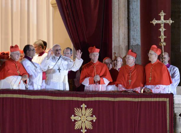 news_vaticano's tweet image. Conocimos al Papa Francisco en el Balcón de las Bendiciones aquel 13 de marzo de 2013, en plena Cuaresma. Y nos despedimos de él, doce años después, en ese mismo balcón, el Domingo de Resurrección de 2025, un 20 de abril.

Sin embargo, él nos enseñó a no mirar la vida desde el…