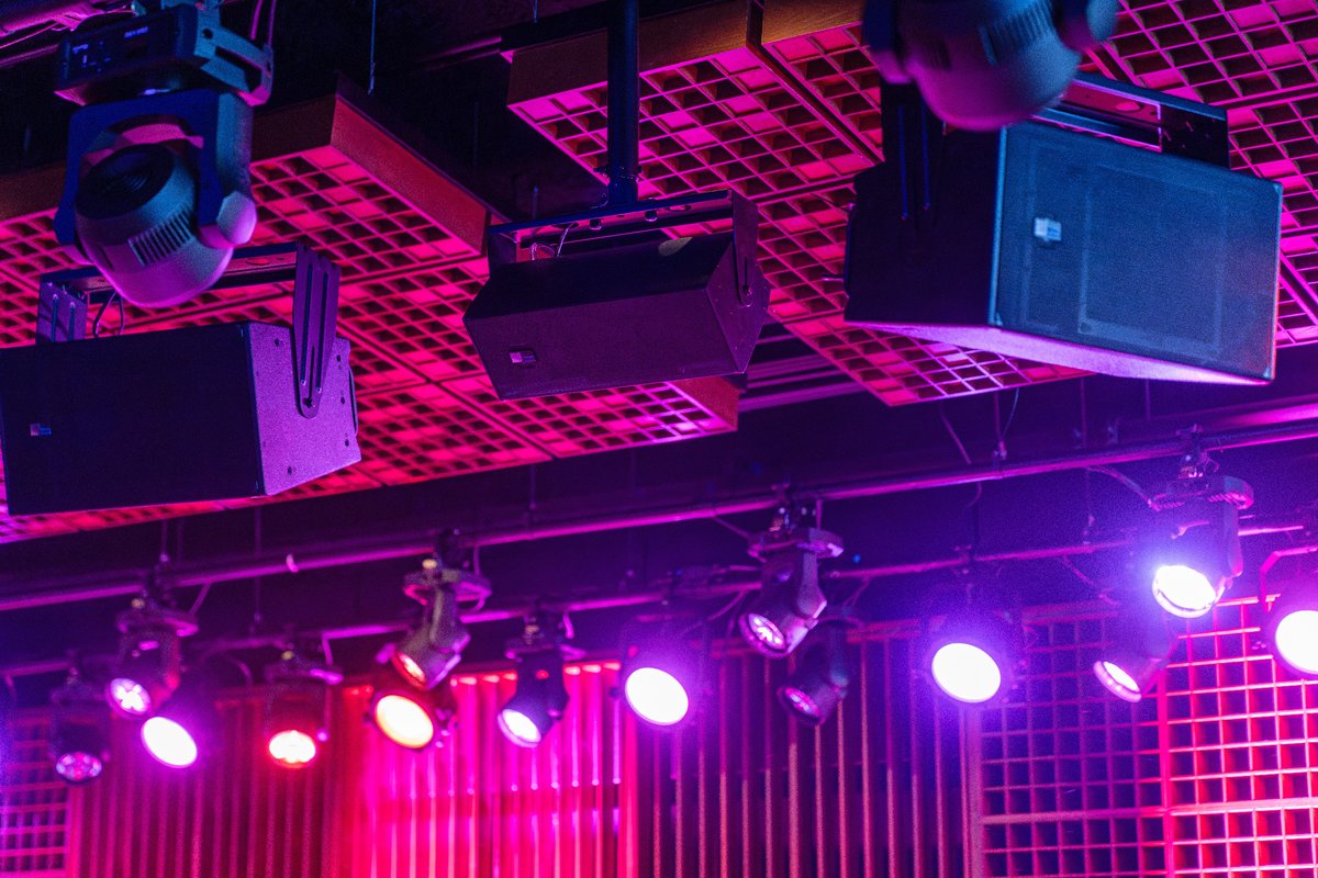 LatamStage's tweet image. Meyer Sound potencia Garcia’s en Chicago con ULTRA-X40, 900-LFC y MJF-208.
“El mejor sonido del mundo”, dice Peter Shapiro.
Un venue íntimo con alma de estadio.
📍West Loop
#LATAMSTAGE #MeyerSound #FOH #audio #iluminación
👉 Seguí a @LATAMSTAGE para más sonido top.