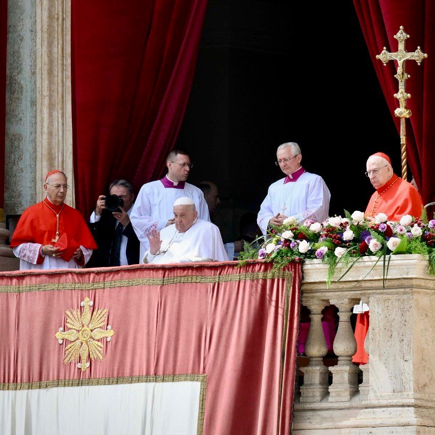 news_vaticano's tweet image. Conocimos al Papa Francisco en el Balcón de las Bendiciones aquel 13 de marzo de 2013, en plena Cuaresma. Y nos despedimos de él, doce años después, en ese mismo balcón, el Domingo de Resurrección de 2025, un 20 de abril.

Sin embargo, él nos enseñó a no mirar la vida desde el…