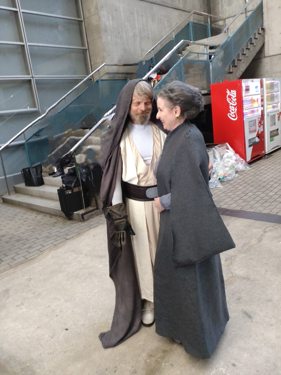 norika_reylo's tweet photo. 2人ともそっくりでとても素敵だった！！！
特に2枚目の二人の表情が、普段のルークとレイアの姿に見えて…ちょっと泣きそう🥹

ルークはnunkiさん（@blodhundur ）のお父様とのこと！！ https://t.co/VWeHnGydJb