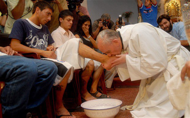 El Papa Francisco ha partido a la Casa del Padre, pero su ejemplo de amor en el servicio, particularmente hacia los más pobres y marginados, perdurará en cada uno de nosotros. El que haya llegado a la Pascua con toda la Iglesia es una prueba de la misericordia de Dios. QDEP 🙏🏼