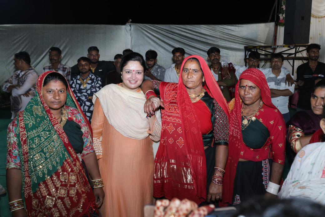 PoonambenMaadam's tweet photo. ધ્રોલ તાલુકાના સોયલ ગામ ખાતે સમસ્ત ઝાપડા પરિવાર દ્વારા આયોજિત શ્રી ગાત્રાળ, સિકોતર, મચ્છો, મેલડી તથા સુરપુરા દાદાના મંદિર પ્રાણપ્રતિષ્ઠા મહોત્સવ નિમિત્તે આયોજિત રાસ ગરબામાં ઉપસ્થિત રહીન��� આ ધાર્મિક કાર્યના આયોજન બદલ સમગ્ર ઝાપડા પરિવારને અભિનંદન પાઠવ્યા. https://t.co/1ZSuETSKPo