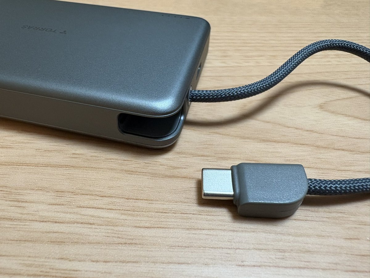 nekotens's tweet photo. TORRAS PebbleLink Power Bank 届いた！10000mAhモバイルバッテリーです。このバッテリーの良いところはケーブルが一体型でストラップになること、背面がマグネットになっているのでMagSafe対応iPhoneの背面にピタッとくっつく！コンパクトでカッコ良い！

#TORRAS #MiniMag #モバイルバッテリー https://t.co/CcCz3oYWvo