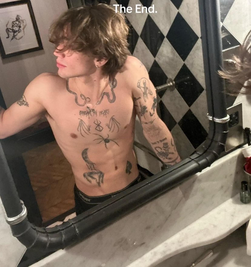 vincenzohacker's tweet photo. mirror selfies https://t.co/C5KLGi6O9k