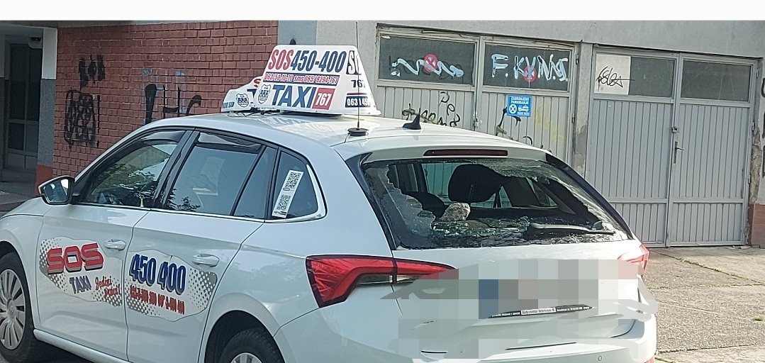 lonijevamama's tweet photo. Dok šetam psa, u komšiluku ovako. Ne znam da li ima veze sa tim da SOS taxi podržava i vozi studente,ali...kamen je i dalje tu 👀
#NoviSad #SoStaxi https://t.co/6wuiZQssM6