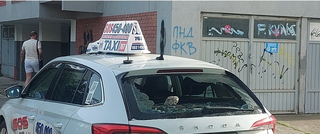 lonijevamama's tweet photo. Dok šetam psa, u komšiluku ovako. Ne znam da li ima veze sa tim da SOS taxi podržava i vozi studente,ali...kamen je i dalje tu 👀
#NoviSad #SoStaxi https://t.co/6wuiZQssM6