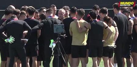 blaugranation_'s tweet image. 🔵🔴 Avant le début de la séance d&apos;entraînement d&apos;aujourd&apos;hui, Hansi Flick s&apos;est adressé à l&apos;équipe. Inaki Pena s&apos;est alors tenu un peu plus loin du groupe et a regardé sur le côté. Ter Stegen a ensuite tiré sur son maillot pour le rapprocher de ses coéquipiers. . @ffpolo