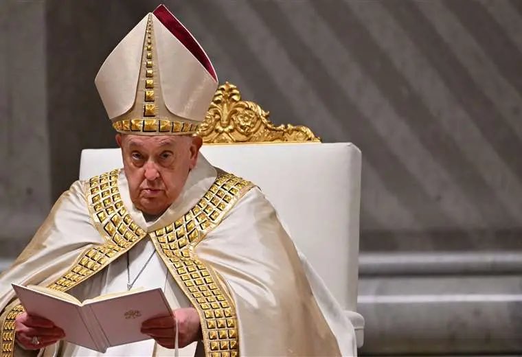 El papa Francisco, el primer pontífice latinoamericano y una figura central en los esfuerzos por modernizar la Iglesia Católica, murió este lunes en el Vaticano a los 88 años. 

Su deceso se produjo tras complicaciones derivadas de una neumonía. Jorge Mario Bergoglio, de origen